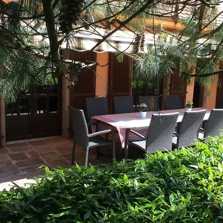 Les Chez Christine Bed & Breakfast 4*