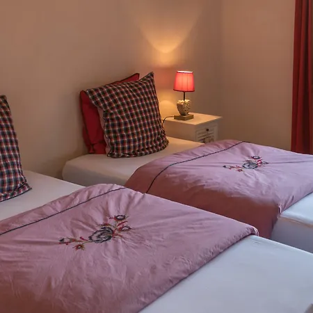 Les Chez Christine Bed & Breakfast