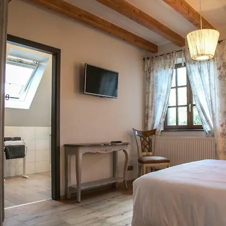 Les Chez Christine 3* 오트로